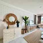 Modern 2 Bedroom In Apartment