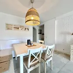 Apartment Modern 2 Bedroom In *