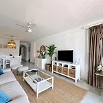 Apartment Modern 2 Bedroom In *