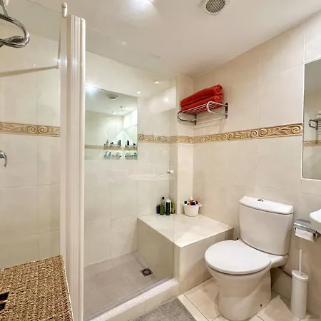 Modern 2 Bedroom In Apartmán