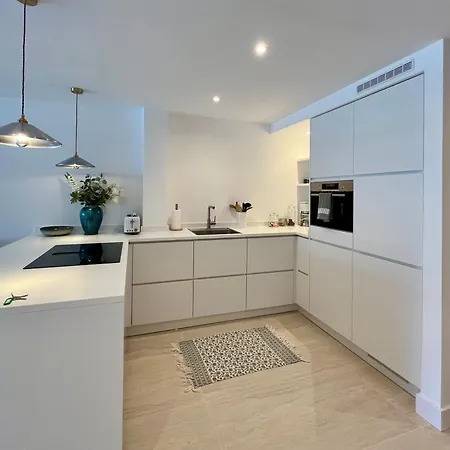 Modern 2 Bedroom In Apartment *
