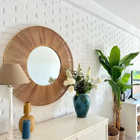 Modern 2 Bedroom In Apartment *